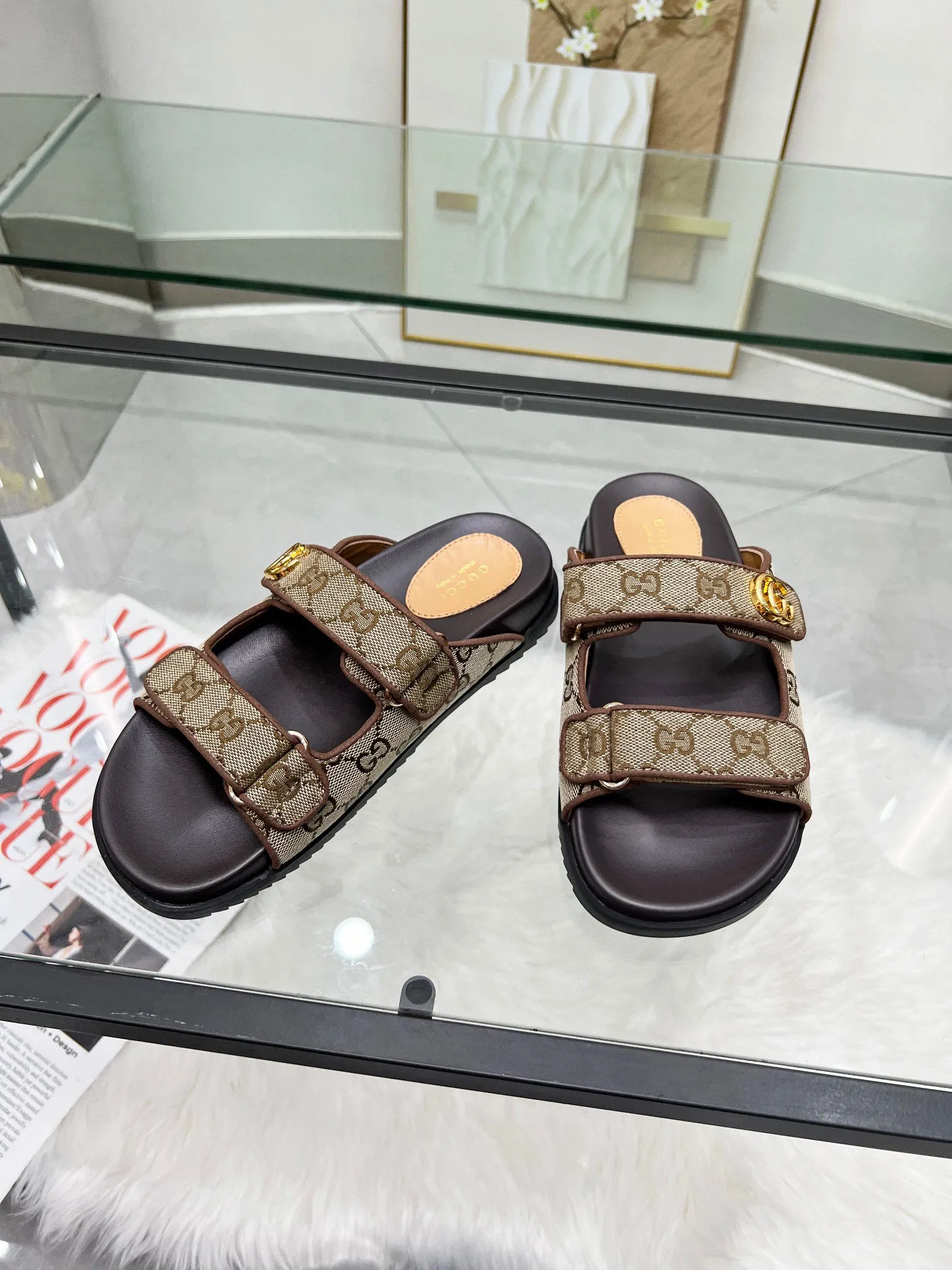 👟👟Ex-factory price 480👟👟 Gucci two-strap Velcro flat sandals beach shoes early spring series GG classic presbyopic cloth beach sandals are decorated with classic GG presbyopic canvas fabric fabric with double G metal buckle ✔️ Fabric: Original customized imported double G presbyopic ✔️ Lining: imported sheepskin ✔️ Heel: 2.0CM thick sole ✔️ Outsole: Mold imported rubber sole ✔️ Code number: 35-40 (41 customized, non-refundable)